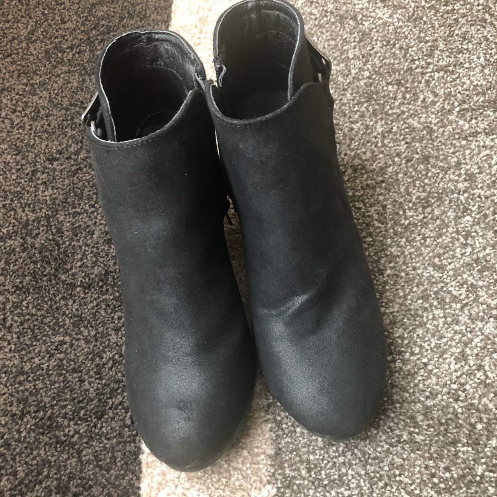 RAMPAGE black ankle booties